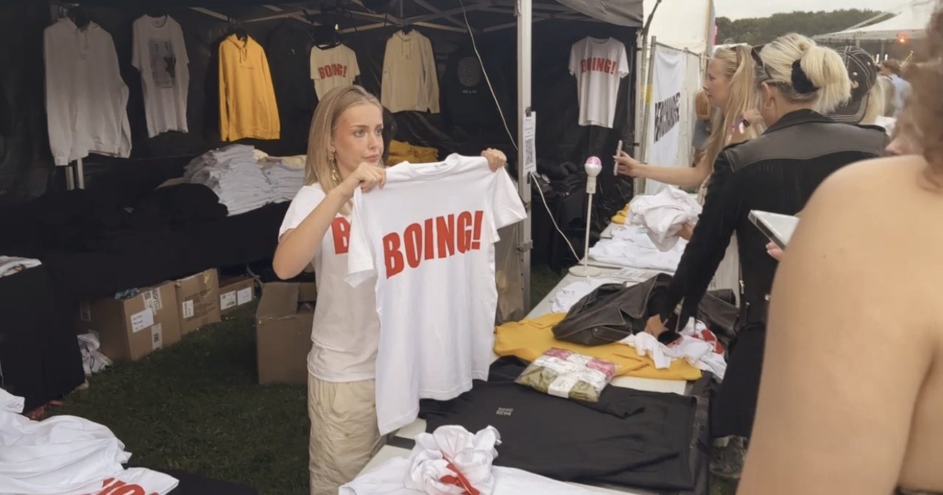BOING!-T-shirt holdes frem i merch-boden