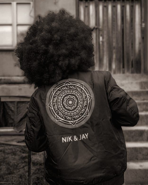 Nik & Jay-jakke med logo på ryggen