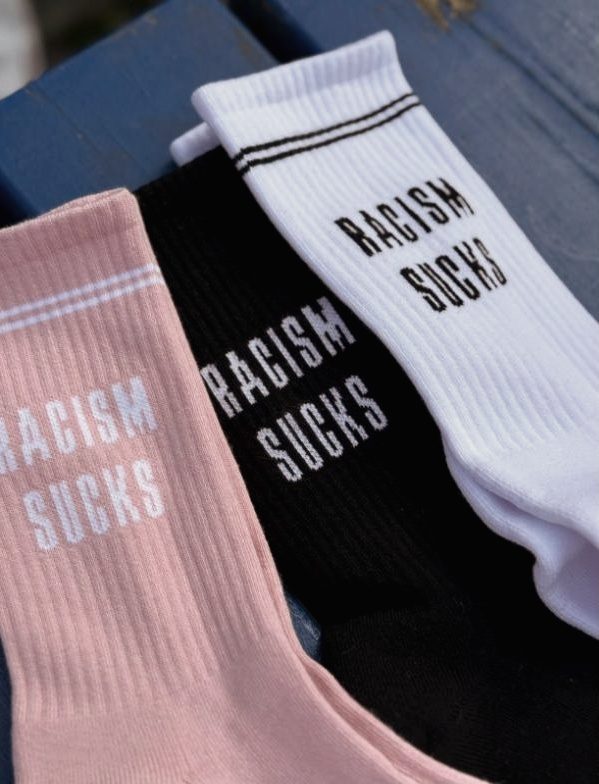 Racism Sucks-sokker fra BY JAMES