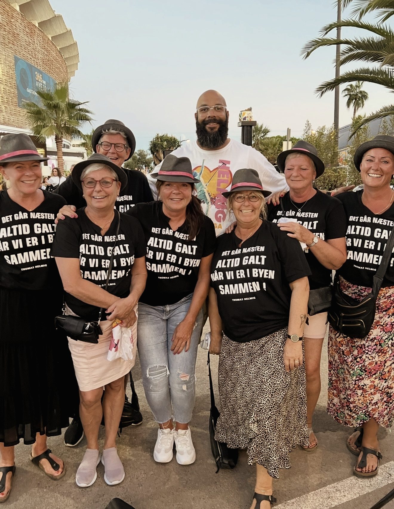 Gruppe i T-shirts med Det går næsten altid galt