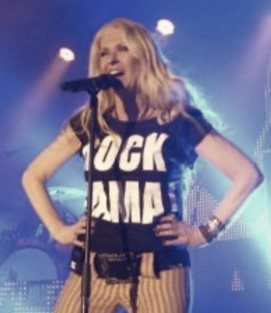 Sangerinde på scenen i Rock Mama-T-shirt