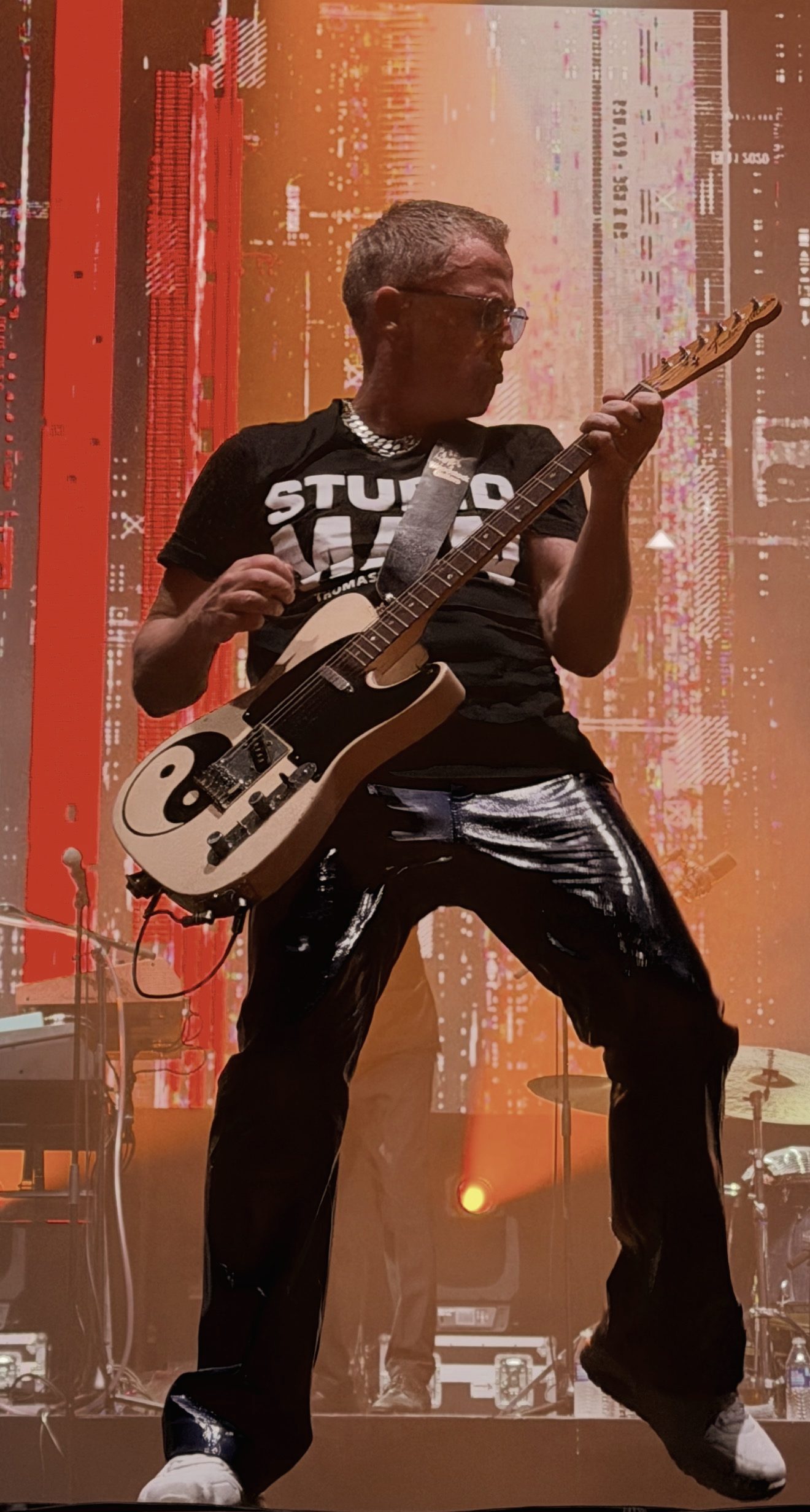 Guitarist på scenen i merch-T-shirt