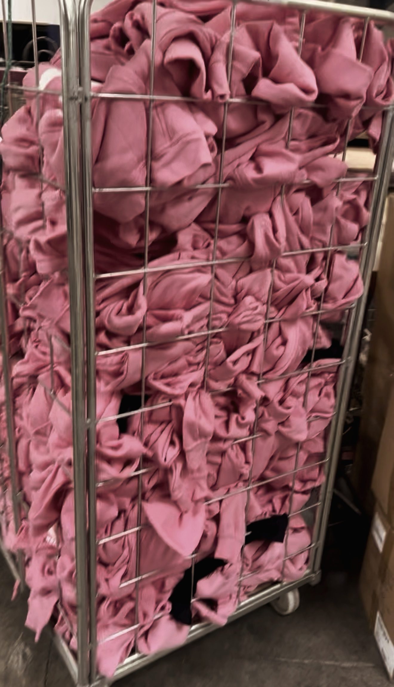 Bur fyldt med pink hoodies