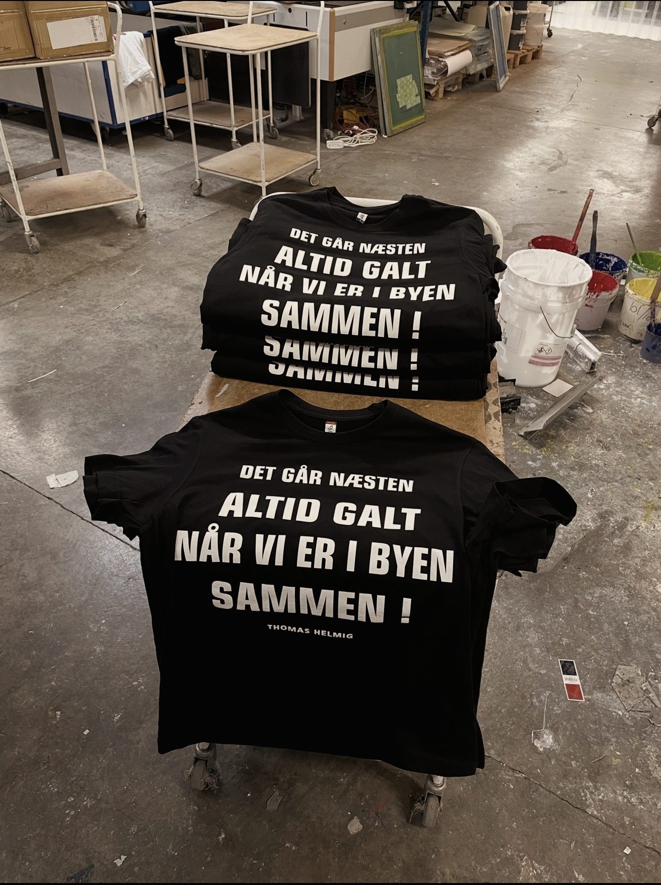 Sorte T-shirts med teksten Det går næsten altid galt