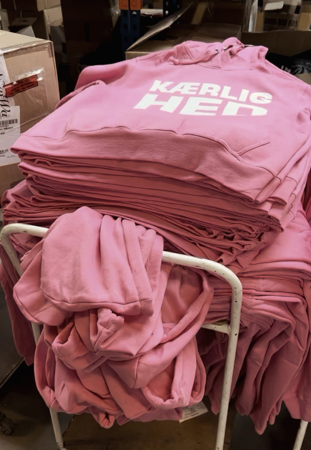 Stak af pink Kærlighed-hoodies